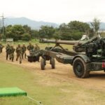 記念式典での隊員たちの迫力ある姿=岡山県奈義町で