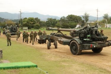 記念式典での隊員たちの迫力ある姿=岡山県奈義町で