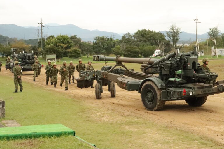 記念式典での隊員たちの迫力ある姿=岡山県奈義町で