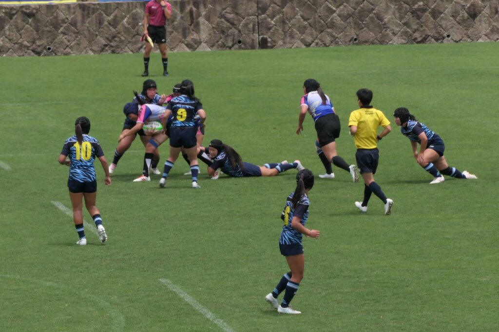 力と技をぶつけ合う選手たち