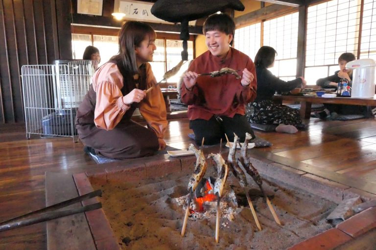 アマゴの塩焼きを堪能する来店客