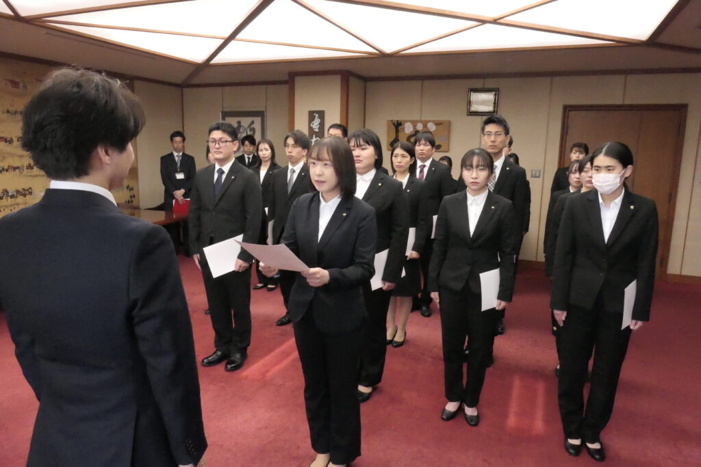 宣誓する新採用職員代表の池田さん