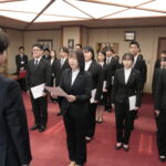 宣誓する新採用職員代表の池田さん