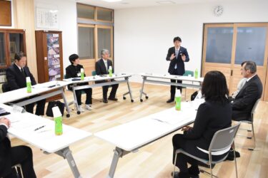 知事と「学校づくり」テーマに　旭学園関係者らが意見交換　「取り組み参考にしたい」／岡山・美咲町