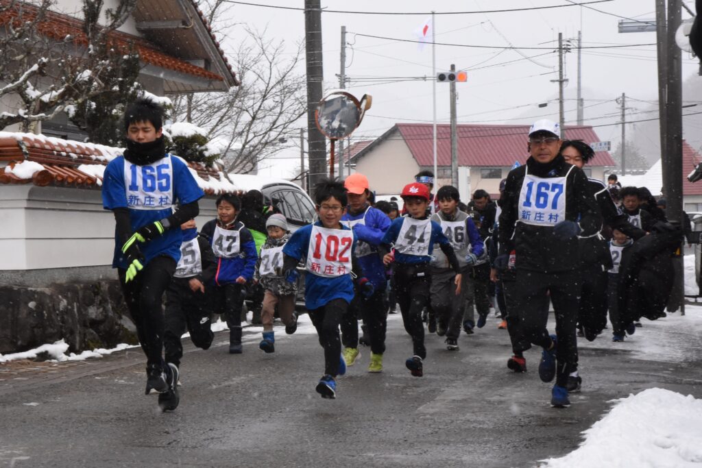 一斉にスタートする新春ジョギング大会のランナー