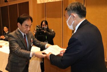 市民憲章協に支援金　ロータリーが10万円贈る　「豊かで住みよいまち目指して」／岡山・津山市