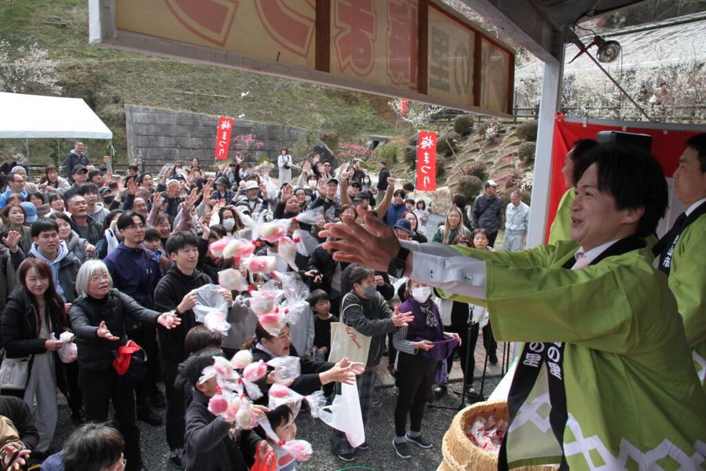 盛況だったもちまき