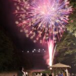 夏の終わりを彩る花火の大輪=湯原温泉砂湯付近で