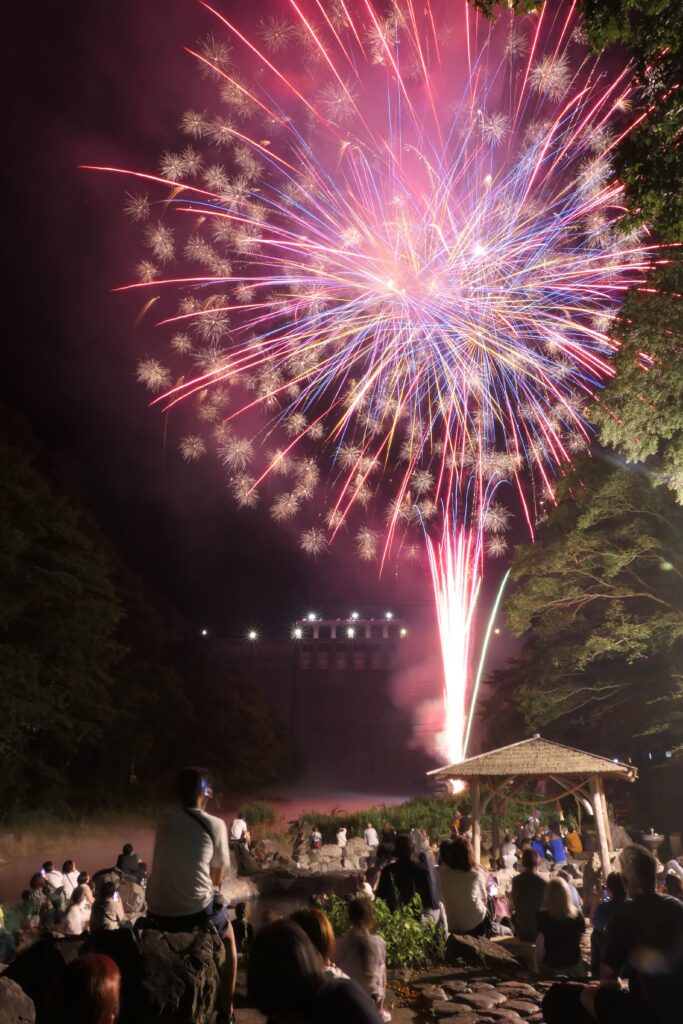 夏の終わりを彩る花火の大輪=湯原温泉砂湯付近で
