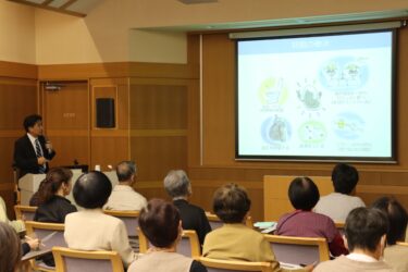 慢性腎臓病について話す堀家さん=岡山県津山市で