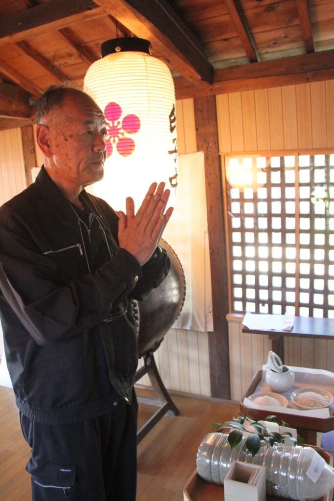 「すべり止めの砂」の祈とうに参列した高田支配人