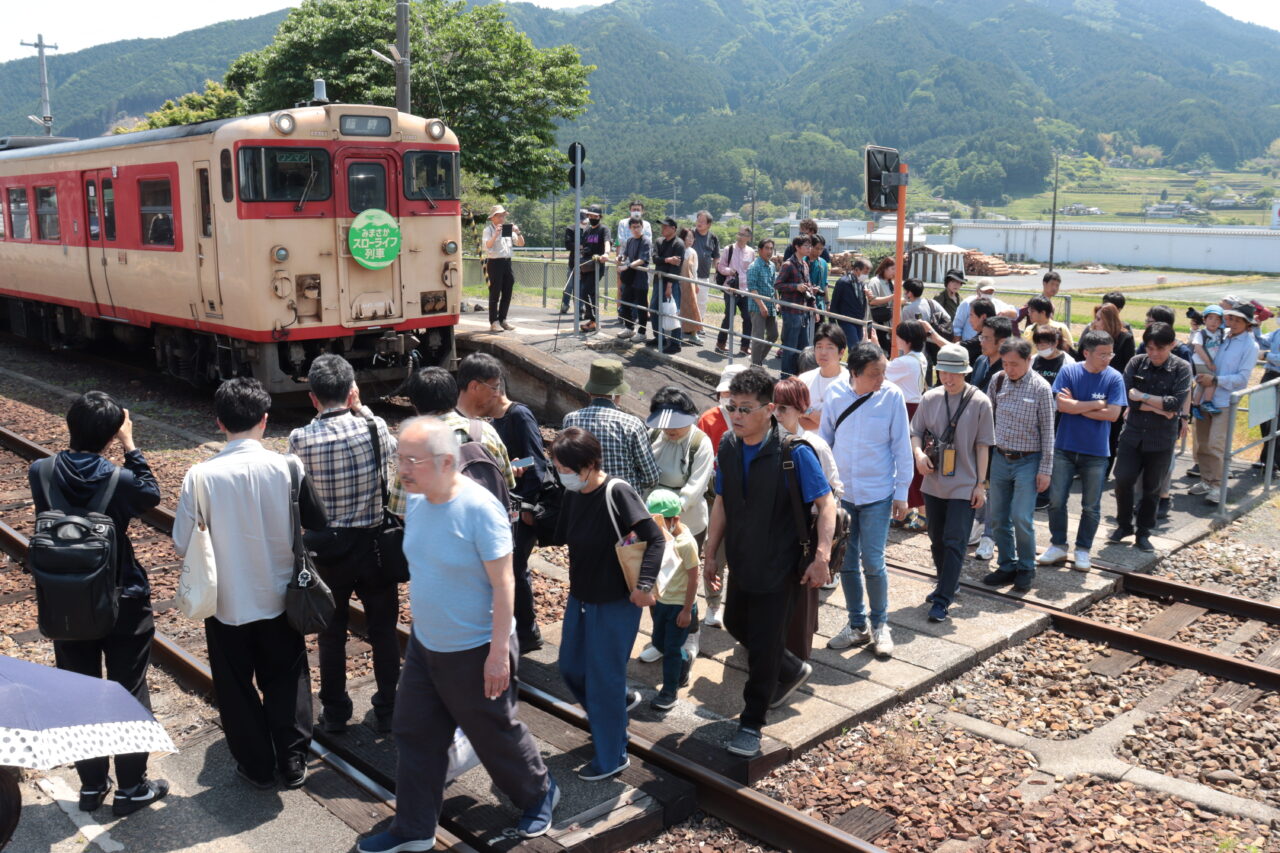 スローライフ列車から降りる乗客たち＝岡山県津山市、美作加茂駅で