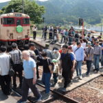 スローライフ列車から降りる乗客たち＝岡山県津山市、美作加茂駅で