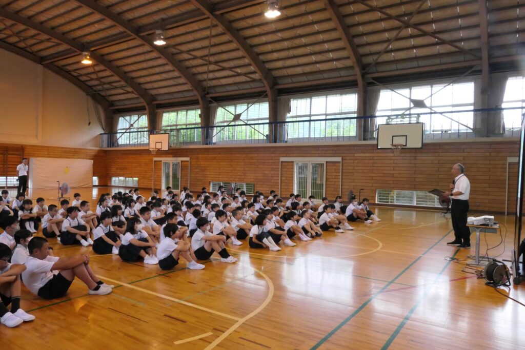 田村校長の話に耳を傾ける児童=加茂小で