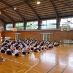 田村校長の話に耳を傾ける児童＝加茂小で