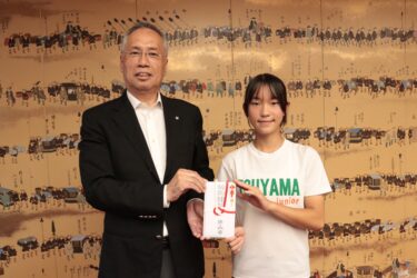 全国小学生陸上競技交流大会に出場する後藤選手（右）=岡山県津山市で
