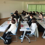 吉田さんの話に耳を傾ける参加者=岡山県津山市で