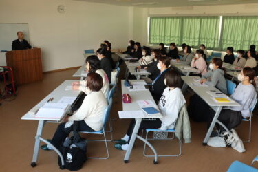 吉田さんの話に耳を傾ける参加者=岡山県津山市で