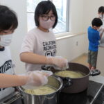 約30人分のラーメンを作る子どもたち＝岡山県美咲町で