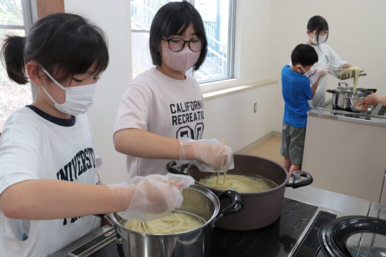 約30人分のラーメンを作る子どもたち＝岡山県美咲町で