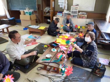 27日の物見神社の「花祭り」に向けて「花」を作る氏子たち=岡山県津山市で