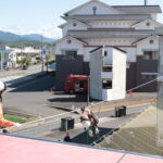 高さ7メートルでロープ渡過に挑戦する子ども