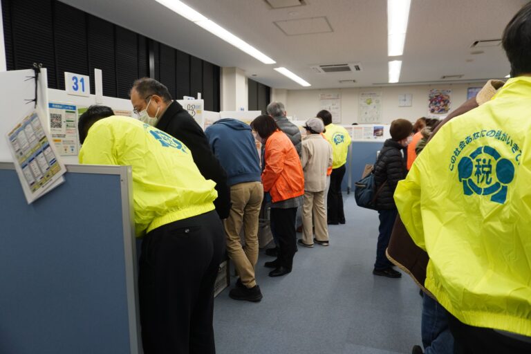 津山税務署の申告会場を利用する市民＝岡山県津山市で