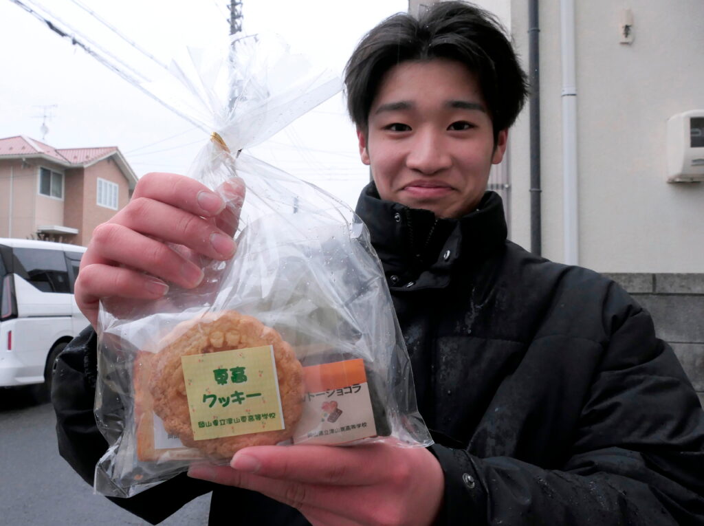 高齢者宅に贈る手作りの菓子