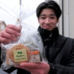 高齢者宅に贈る手作りの菓子