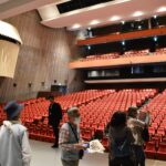 アーティスト目線でホールを眺める参加者=岡山県津山市で