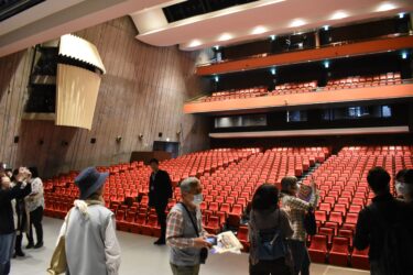 アーティスト目線でホールを眺める参加者=岡山県津山市で