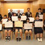 表彰された10人と2校=岡山県津山市で