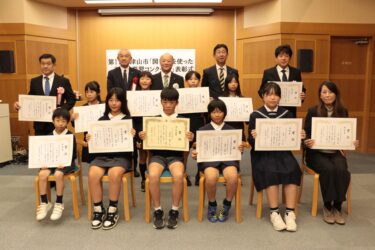 表彰された10人と2校=岡山県津山市で