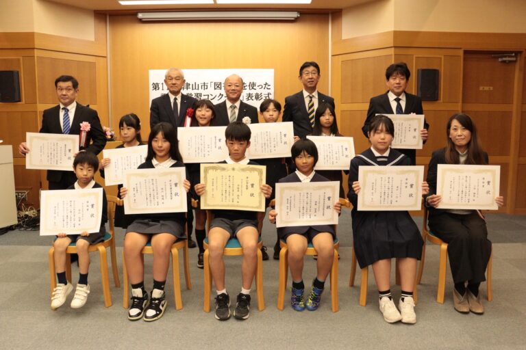 表彰された10人と2校=岡山県津山市で