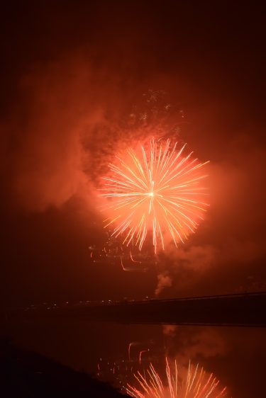 津山市佐良山地域３カ所で７日夜、新型コロナウイルス早期収束を願う花火が打ち上げられ、秋の夜空を色鮮やかな大輪が彩った
