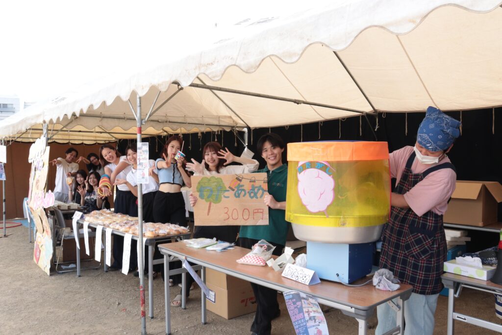 張り切って学祭を盛り上げる学生たち