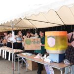 張り切って学祭を盛り上げる学生たち