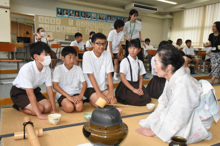 茶の湯の作法を学ぶ児童たち=岡山県津山市で