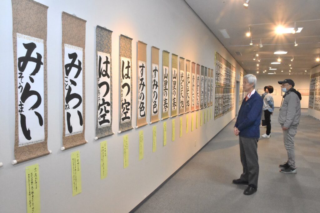 伸び伸びと書かれた錦江会の小中学生の作品