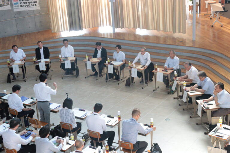 伊原木知事の話に耳を傾ける美作県民局管内10市町村の首長たち＝岡山県奈義町で