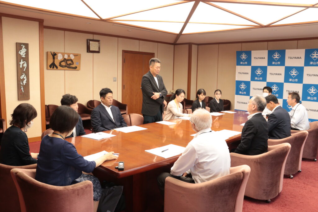 市長らに請願する津山市立幼稚園ＰＴＡ連絡協議会役員たち