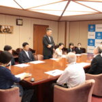 市長らに請願する津山市立幼稚園ＰＴＡ連絡協議会役員たち