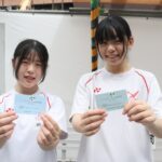 利用証を手にする町内の中学生
