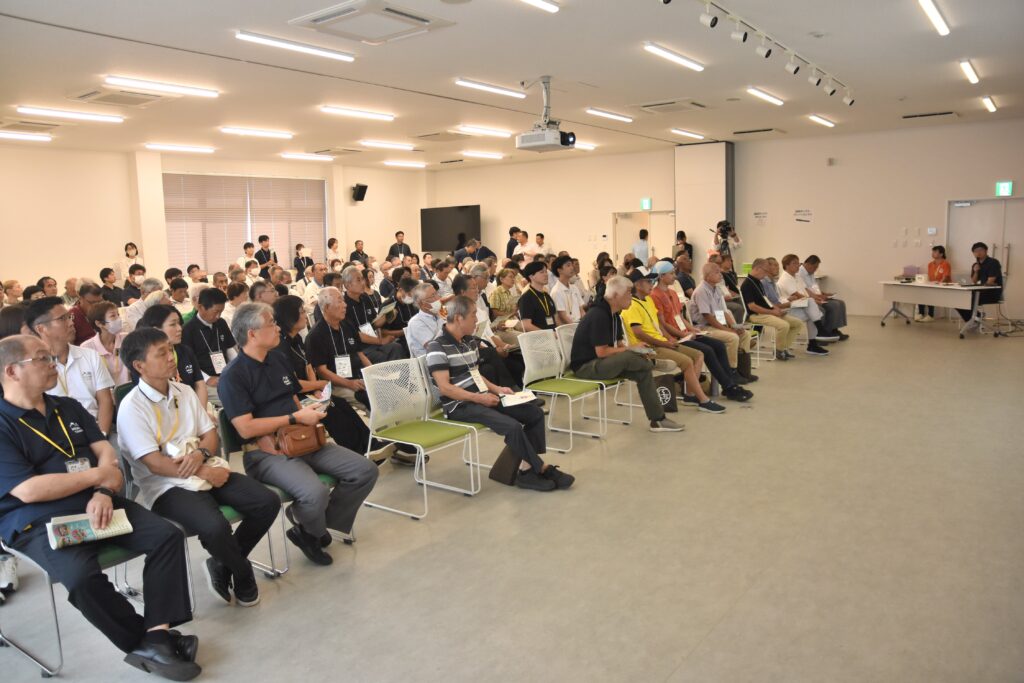 小規模多機能自治の活動について説明を受ける参加者