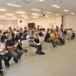 小規模多機能自治の活動について説明を受ける参加者