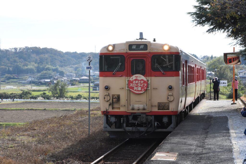 美作滝尾駅に入駅するノスタルジー車両