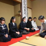 点前を披露する教室生=岡山県津山市で