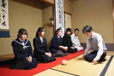 点前を披露する教室生=岡山県津山市で