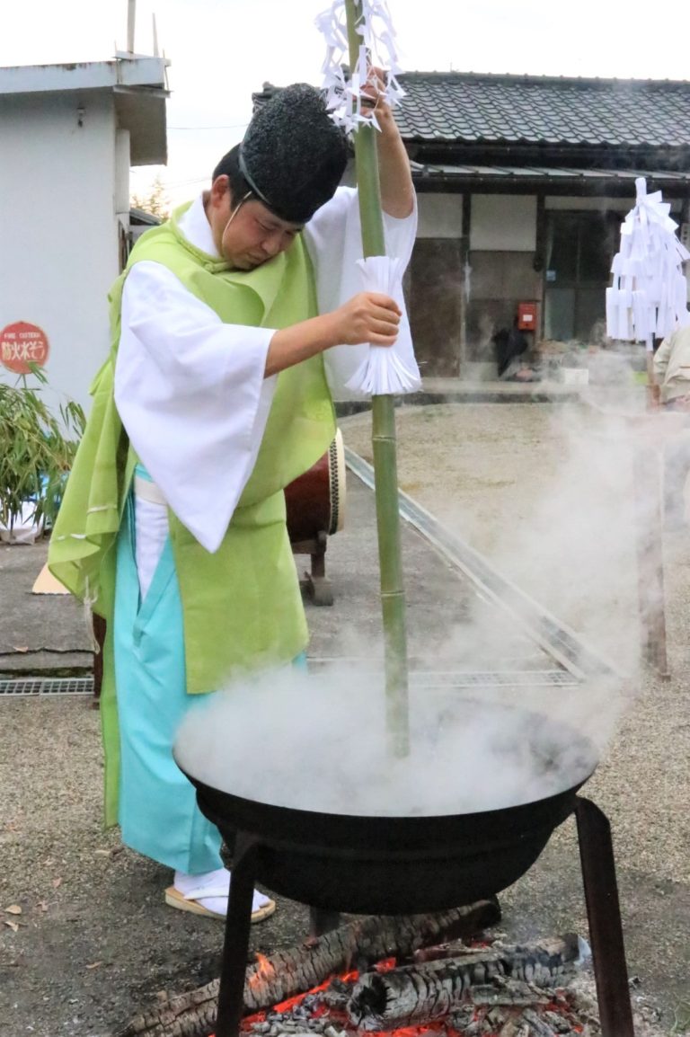 来年の米の作柄を占う「湯立て神事」、美作総社宮で行われる