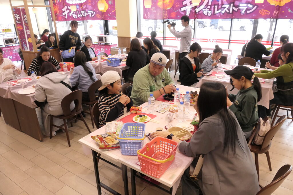 さまざまな品を食べ比べる参加者